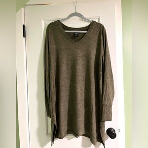 Lildy green side slit V-neck tunic sweater, size L/XL